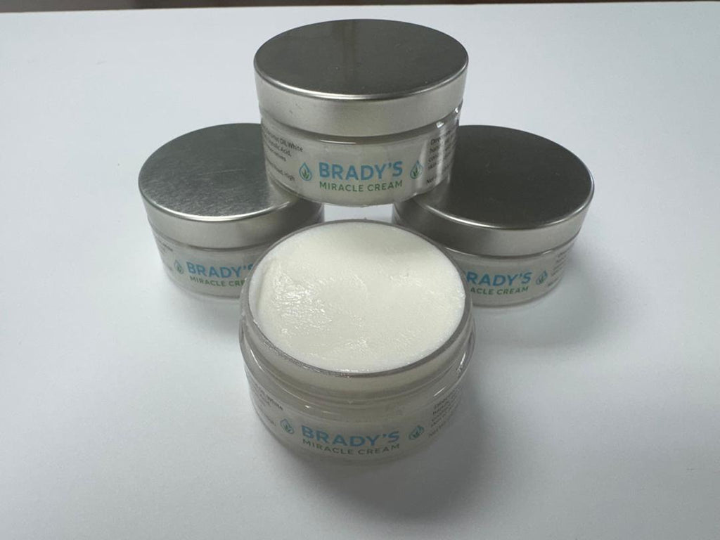 The lightweight cream texture absorbs quickly while helping maintain long-lasting hydration and smoother-looking skin.