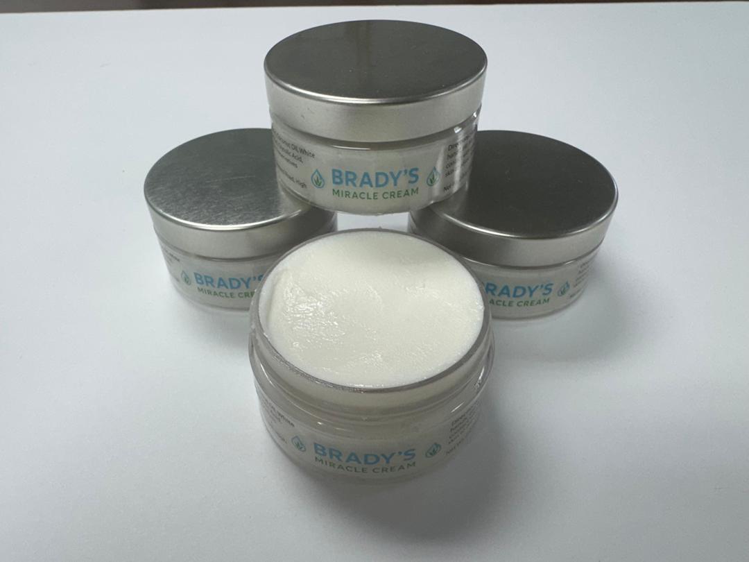 The lightweight cream texture absorbs quickly while helping maintain long-lasting hydration and smoother-looking skin.